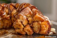 Gooey Cinnamon Roll Monkey Bread