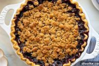 Classic Blueberry Crumb Pie