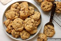 Soft and Chewy Chocolate Chip Oatmeal Cookies