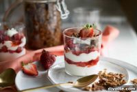 Creamy Rhubarb Parfait Delight