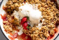 Sweet and Tangy Rhubarb Strawberry Crumble