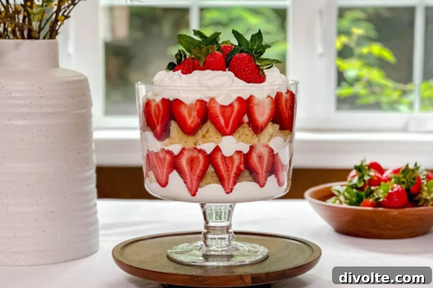 strawberry-trifle-recipe-layers-whipped-cream-fruit-cake
