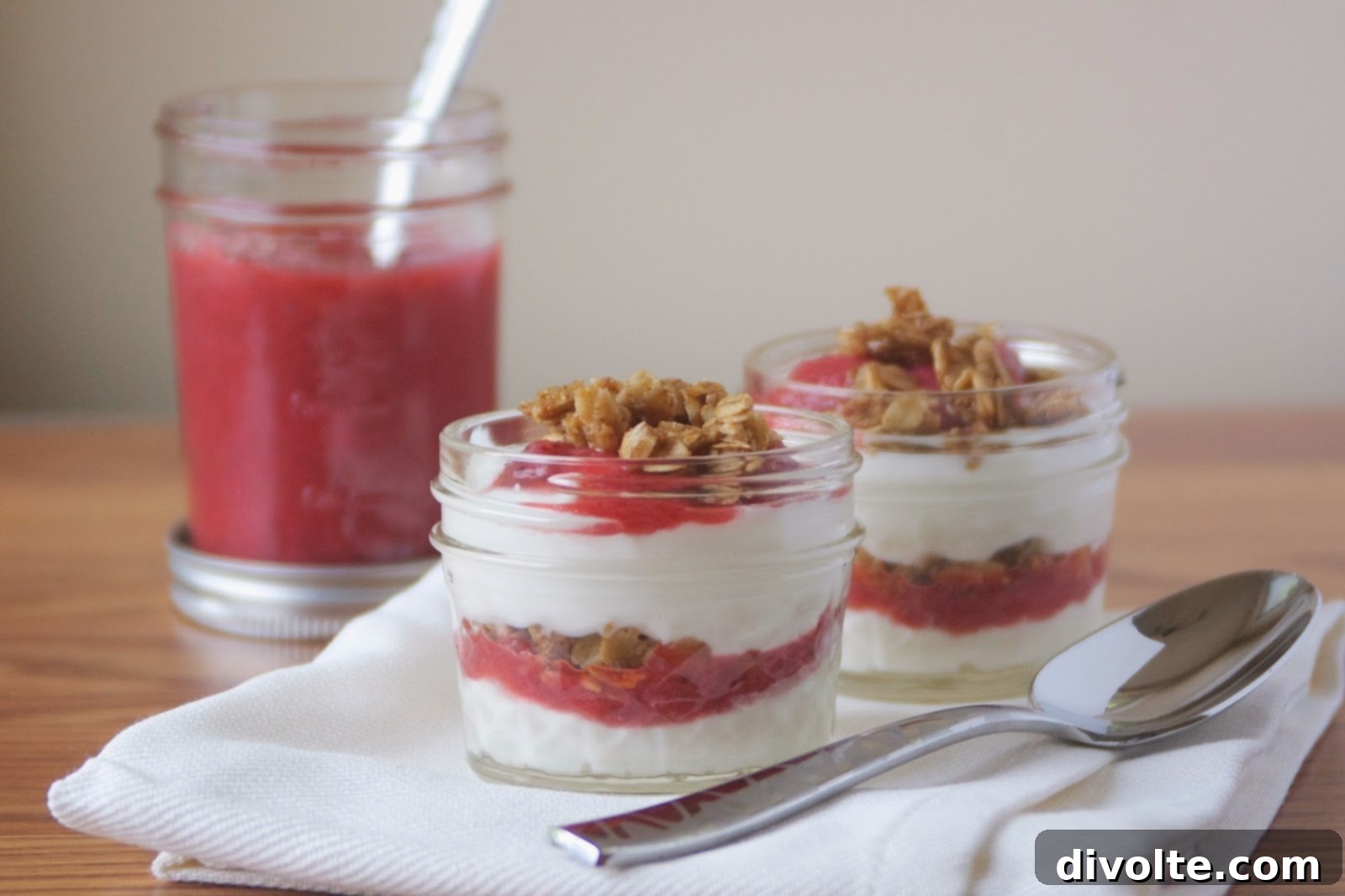 strawberry-rhubarb-parfait-recipe