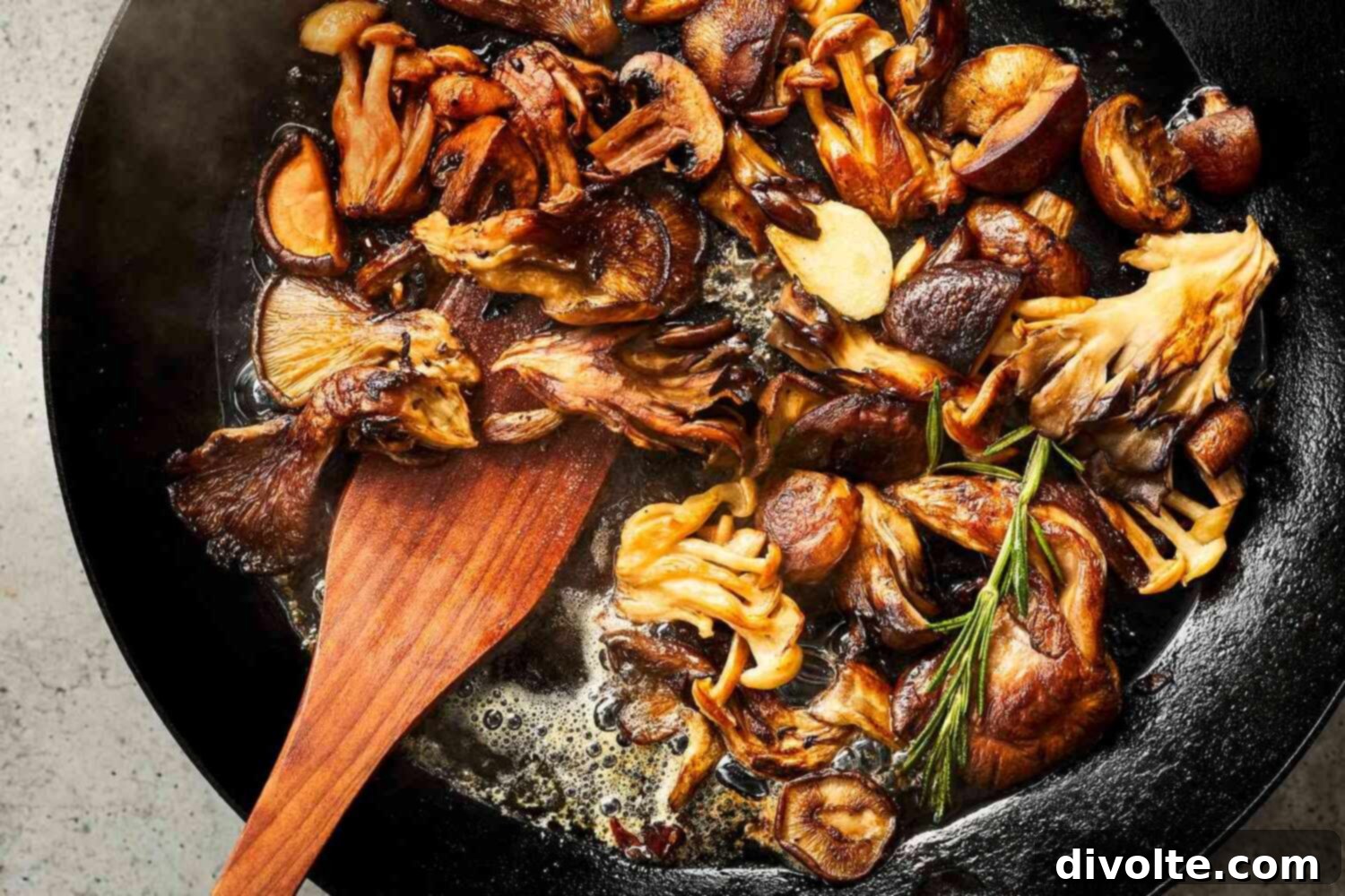 Delicious Garlic Sautéed Mushrooms with Fresh Parsley