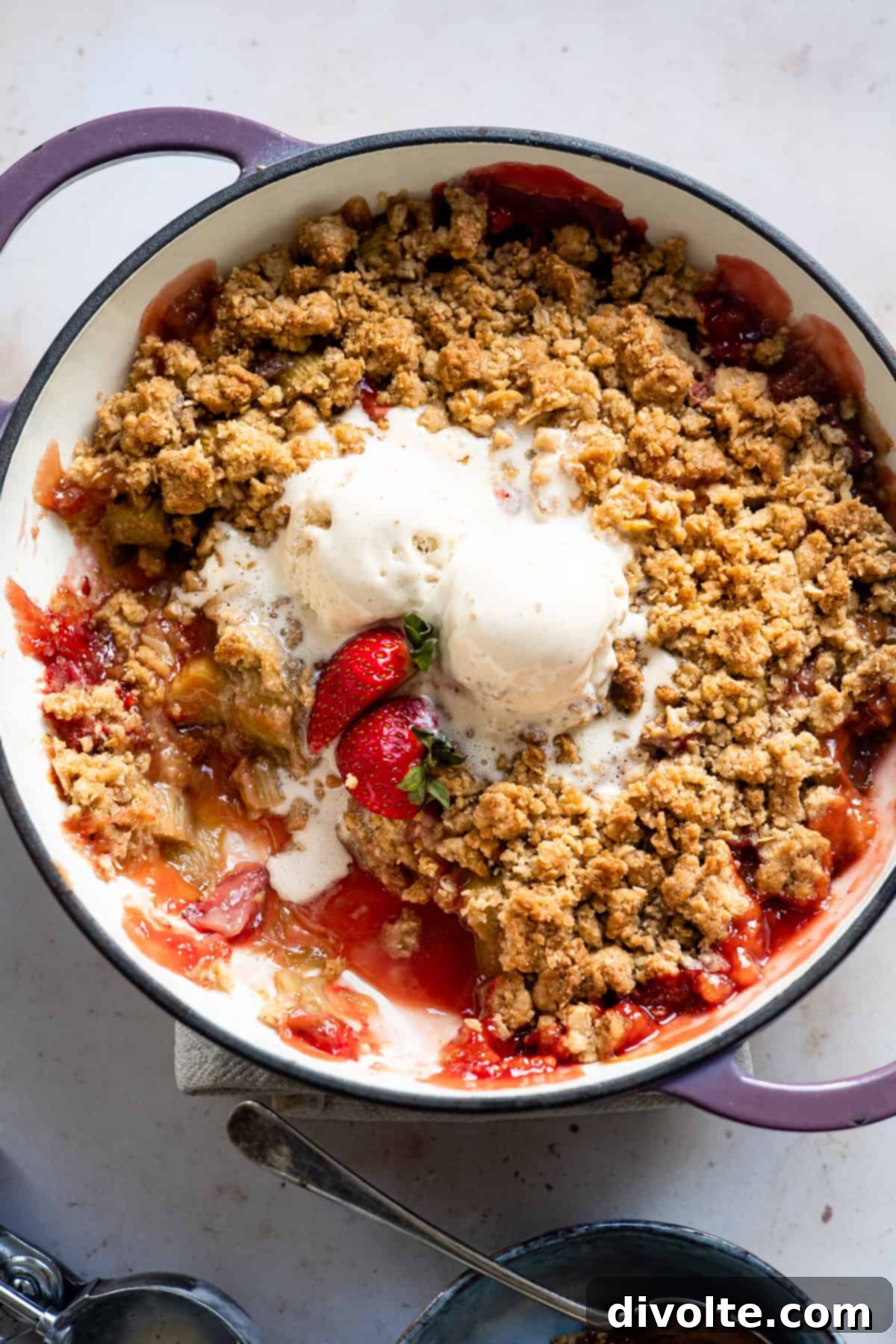 Sweet and Tangy Rhubarb Strawberry Crumble 2 rhubarb-strawberry-crumble-recipe