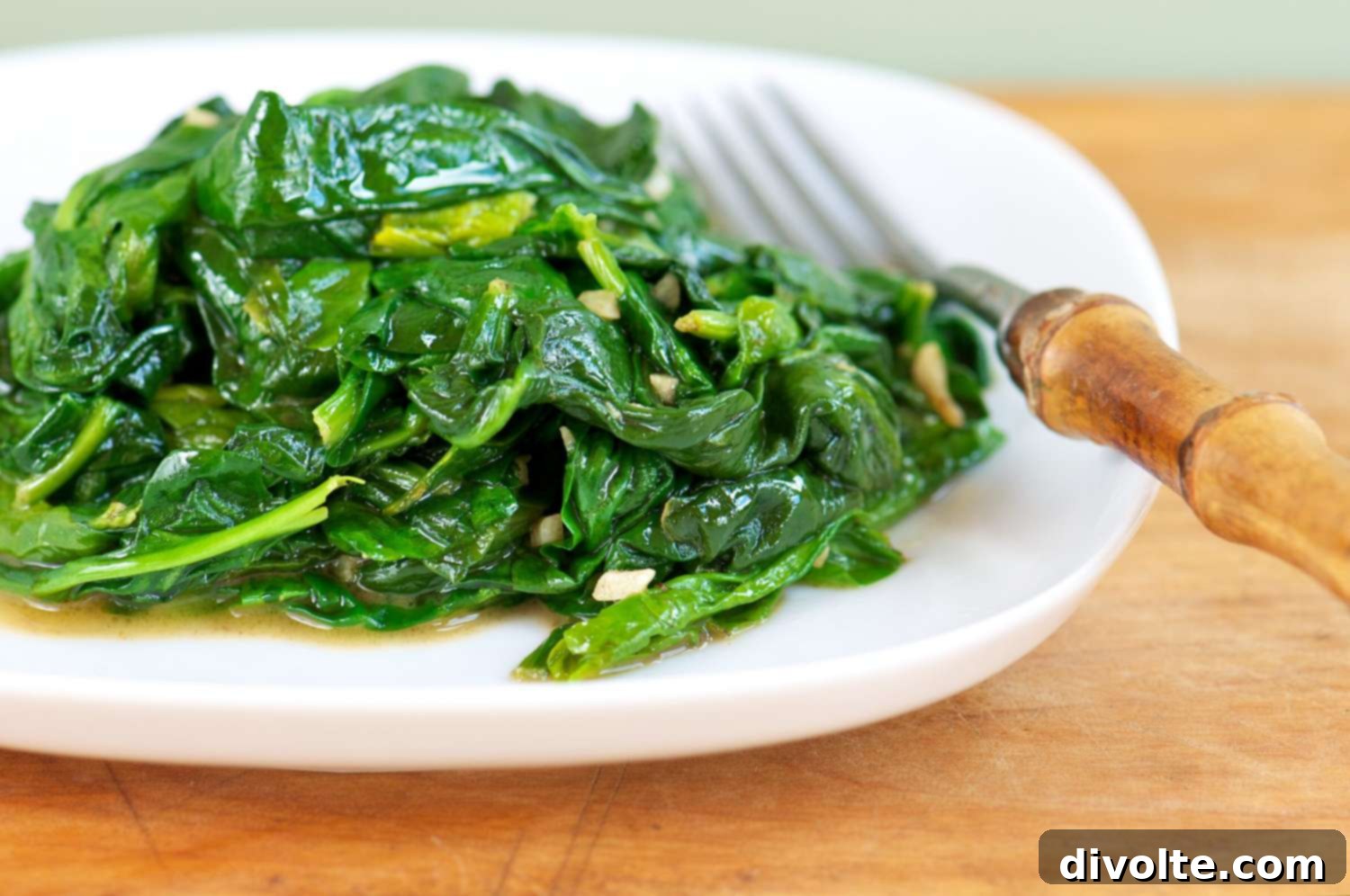 sauteed-spinach-recipe - a simple and healthy side dish cooked with garlic and olive oil