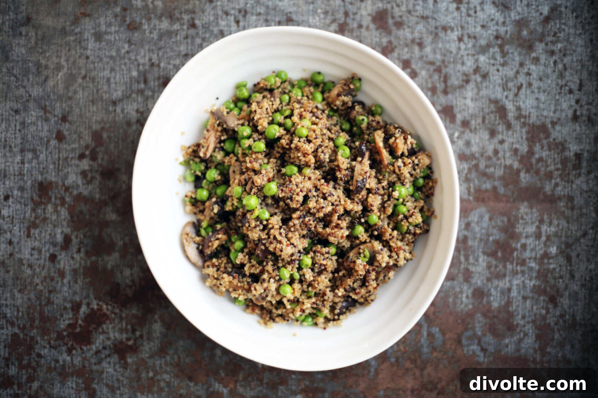 quinoa-with-mushrooms-recipe - A vibrant bowl of cooked quinoa mixed with sautéed mushrooms, onions, and garlic, garnished with fresh herbs.